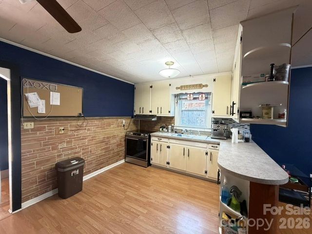 973 8th Avenue NW, Hickory, NC 28601