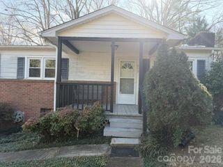 973 8th Avenue NW, Hickory, NC 28601