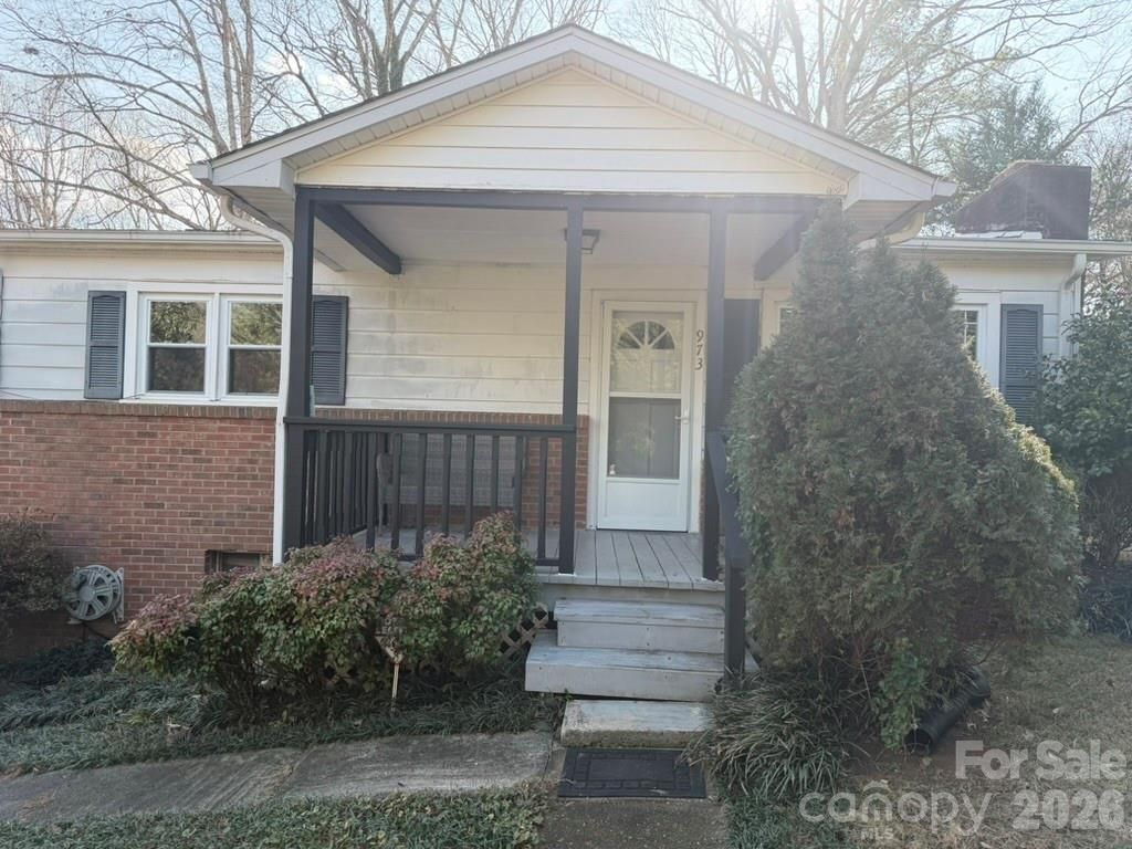 973 8th Avenue NW, Hickory, NC 28601