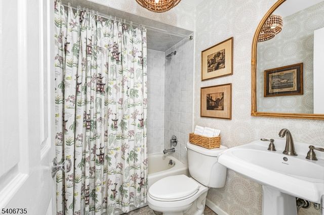 18 Harding Ter, Morristown Town, NJ 07960