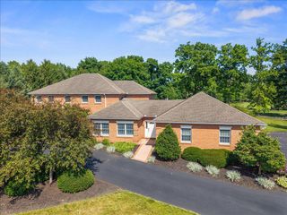 125 ON THE GREEN DR DR, Lebanon, PA 17042
