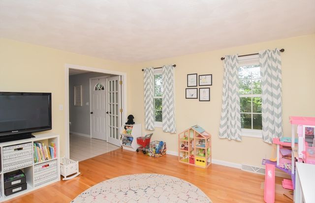 163 Old Ferry Dr, Methuen, MA 01844