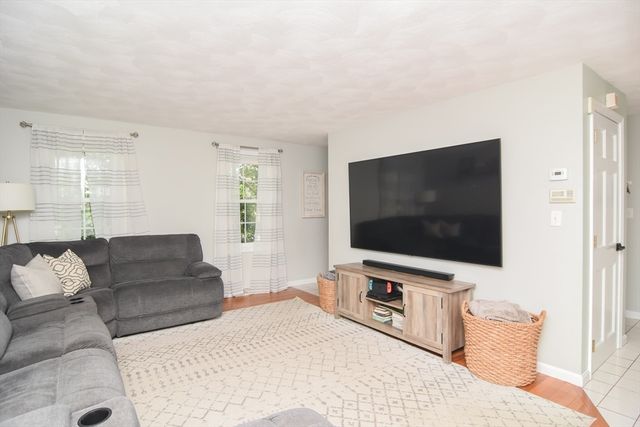 163 Old Ferry Dr, Methuen, MA 01844