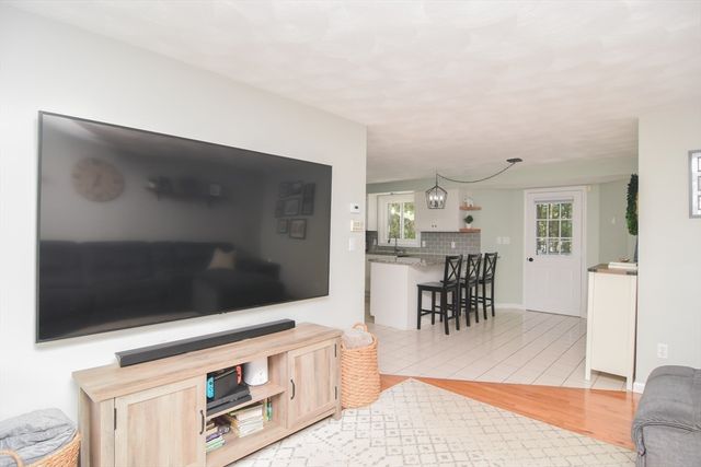 163 Old Ferry Dr, Methuen, MA 01844