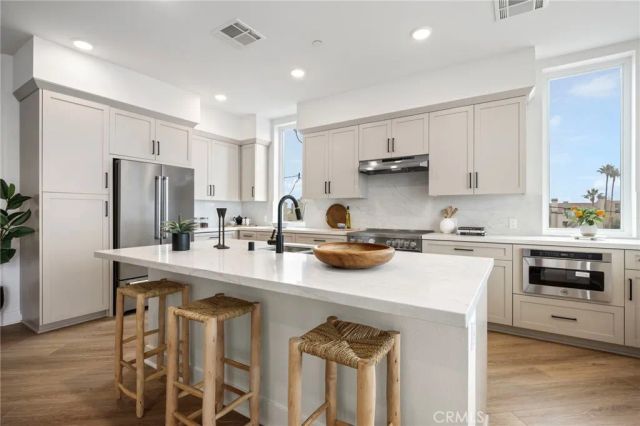 414 Main St 300, Huntington Beach, CA 92648