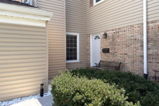 823 Banyan Drive, Elk Grove Village, IL 60007