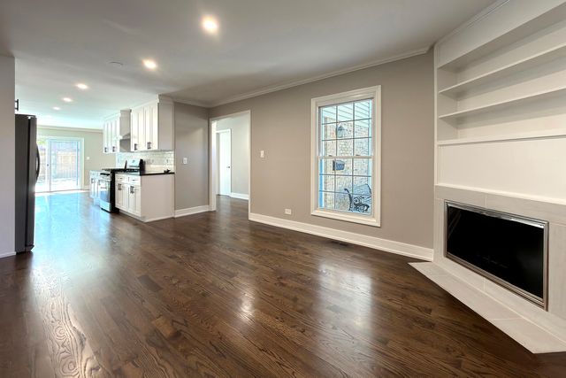 823 Banyan Drive, Elk Grove Village, IL 60007