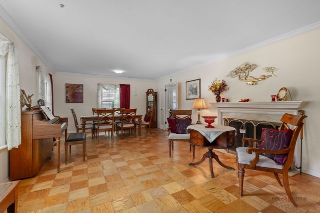 214 Washington Circle, Lake Forest, IL 60045