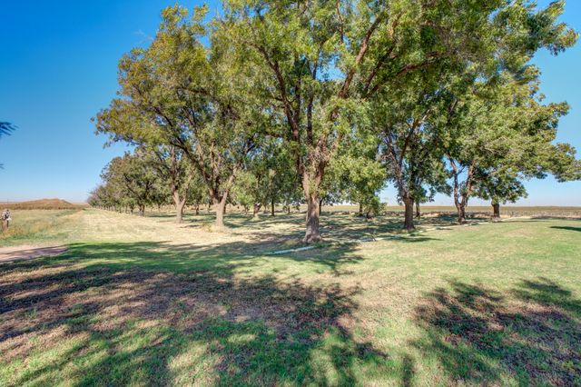 1548 S I-27, Hale Center, TX 79041