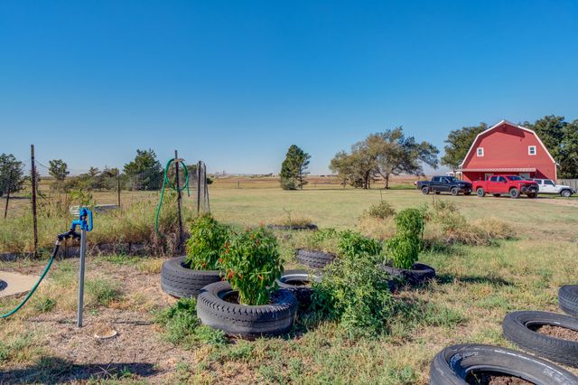 1548 S I-27, Hale Center, TX 79041