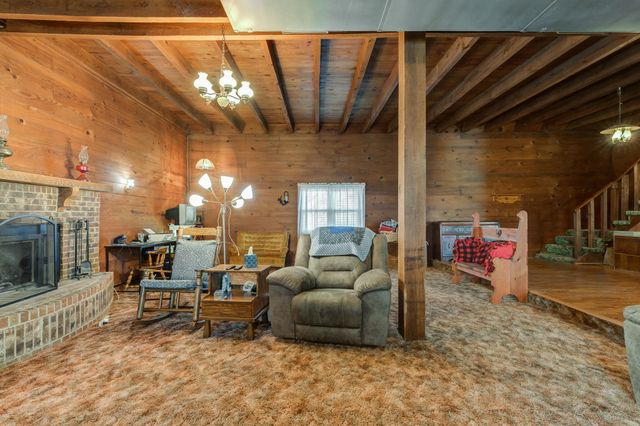 1548 S I-27, Hale Center, TX 79041