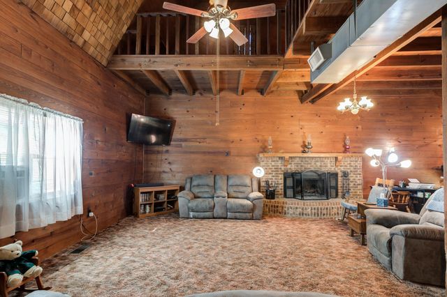 1548 S I-27, Hale Center, TX 79041