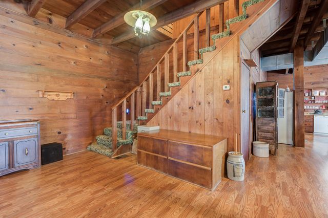 1548 S I-27, Hale Center, TX 79041