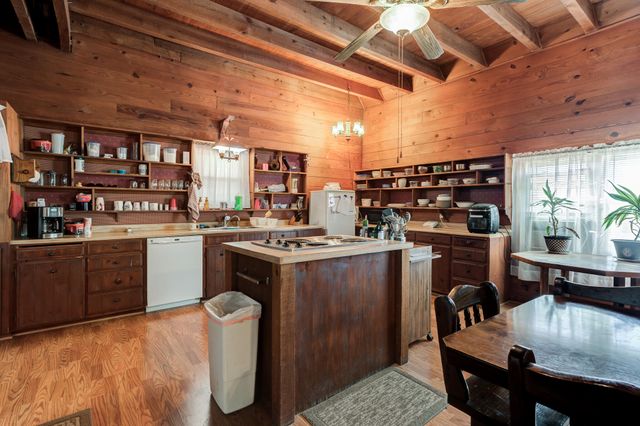 1548 S I-27, Hale Center, TX 79041