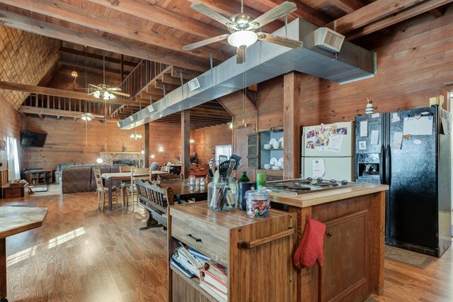 1548 S I-27, Hale Center, TX 79041