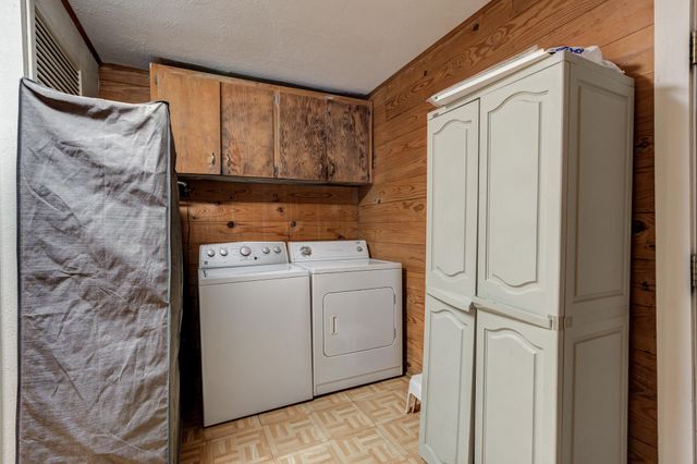 1548 S I-27, Hale Center, TX 79041