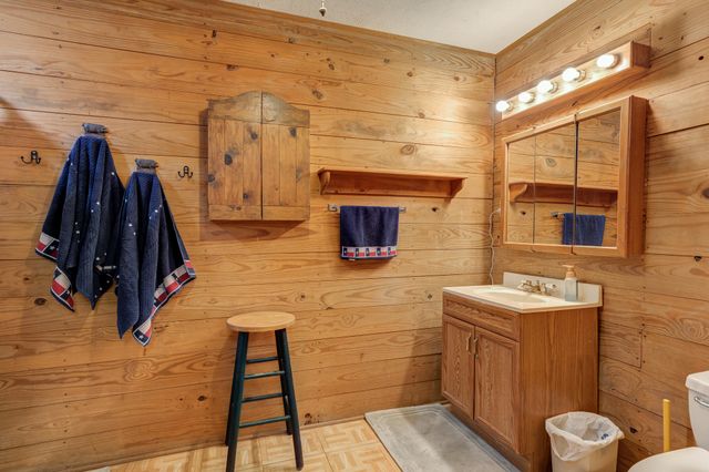 1548 S I-27, Hale Center, TX 79041