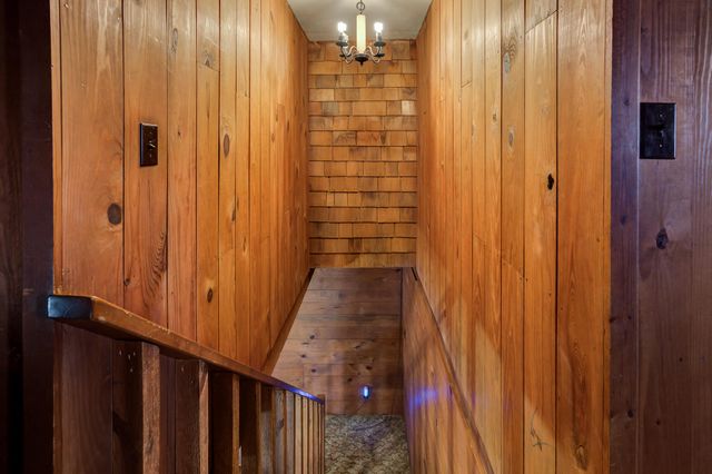 1548 S I-27, Hale Center, TX 79041