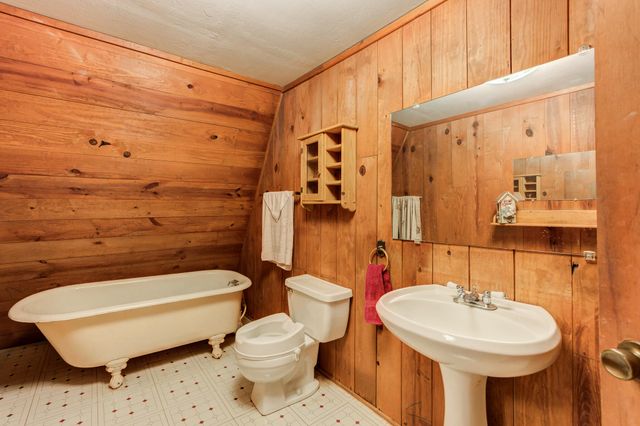 1548 S I-27, Hale Center, TX 79041