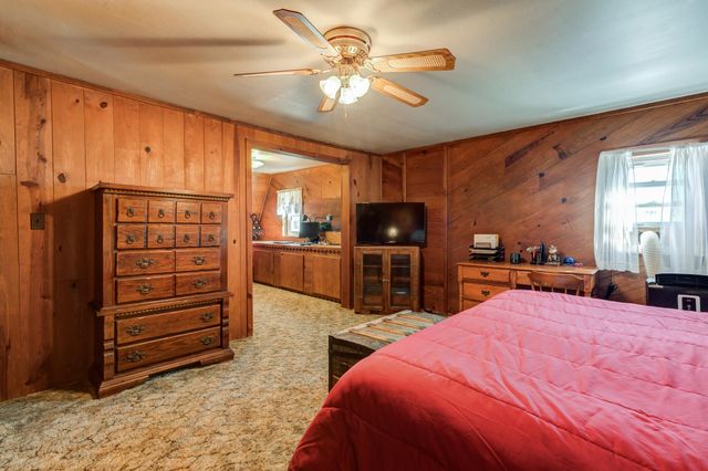 1548 S I-27, Hale Center, TX 79041