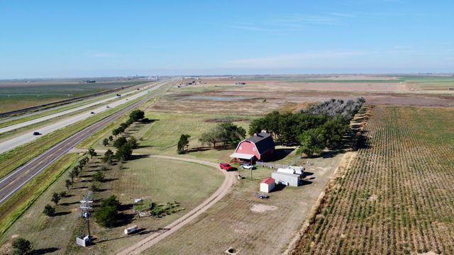 1548 S I-27, Hale Center, TX 79041