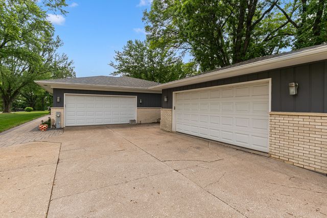 116 Elmhurst Lane, Riverdale, IA 52722