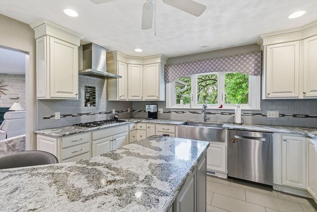 116 Elmhurst Lane, Riverdale, IA 52722