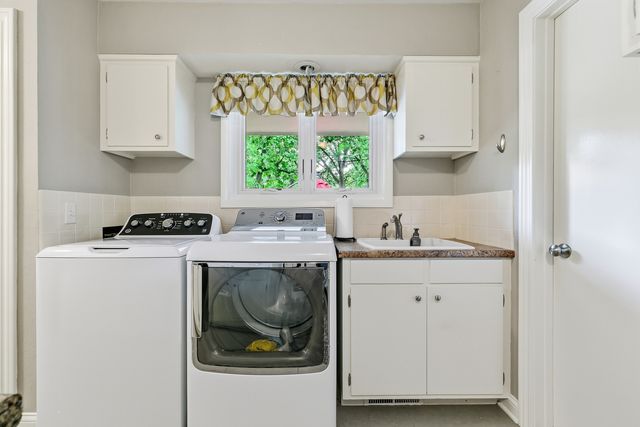 116 Elmhurst Lane, Riverdale, IA 52722