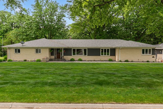 116 Elmhurst Lane, Riverdale, IA 52722