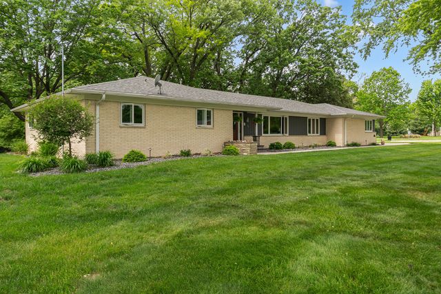 116 Elmhurst Lane, Riverdale, IA 52722