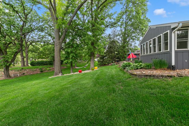 116 Elmhurst Lane, Riverdale, IA 52722