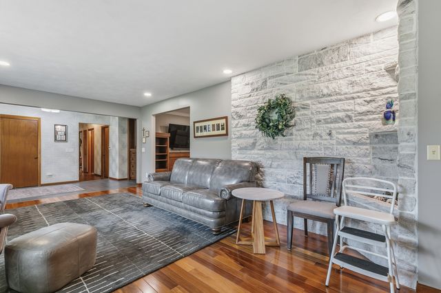 116 Elmhurst Lane, Riverdale, IA 52722