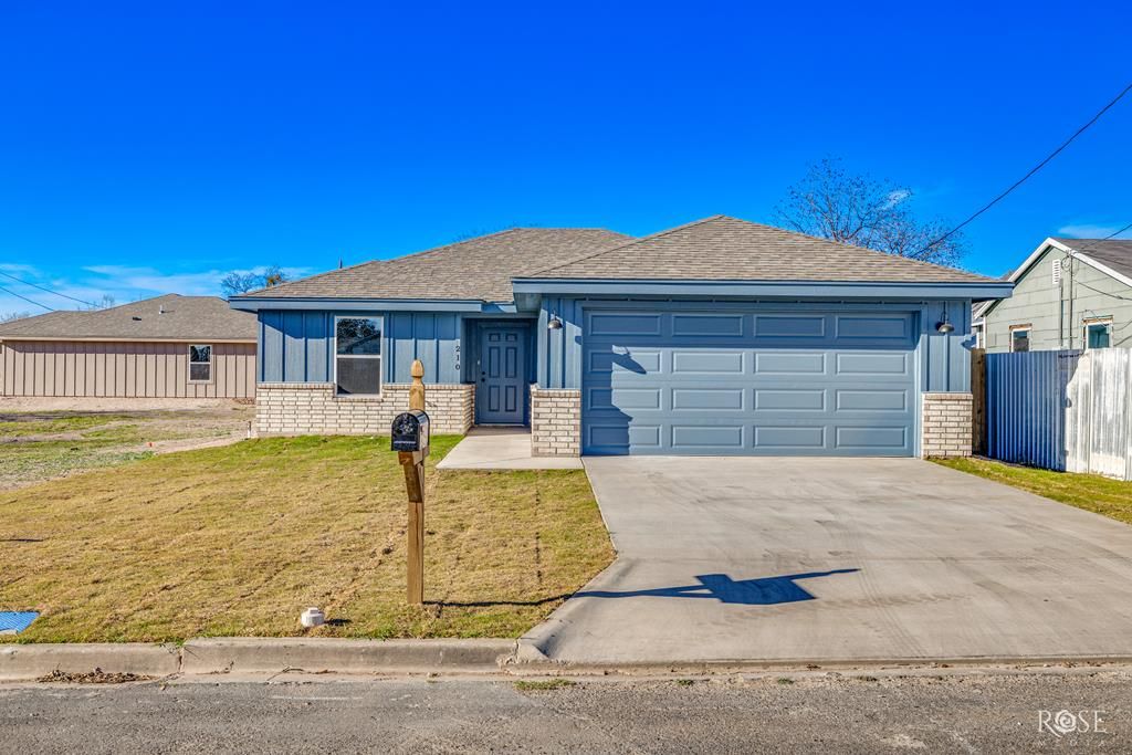 Image 1 of property listing at 210 E 16th St, San Angelo, TX 76903