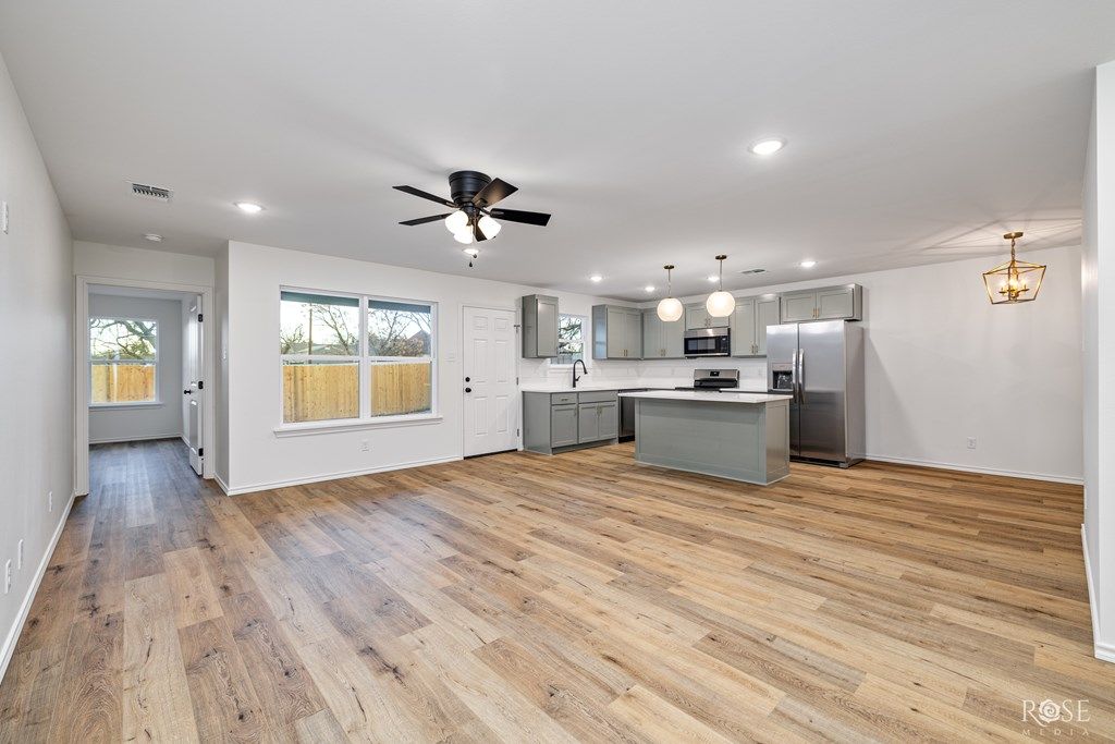 Image 10 of property listing at 210 E 16th St, San Angelo, TX 76903