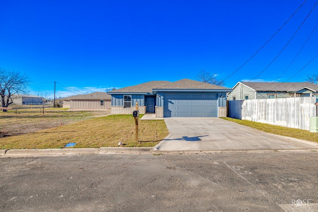 Image 3 of property listing at 210 E 16th St, San Angelo, TX 76903