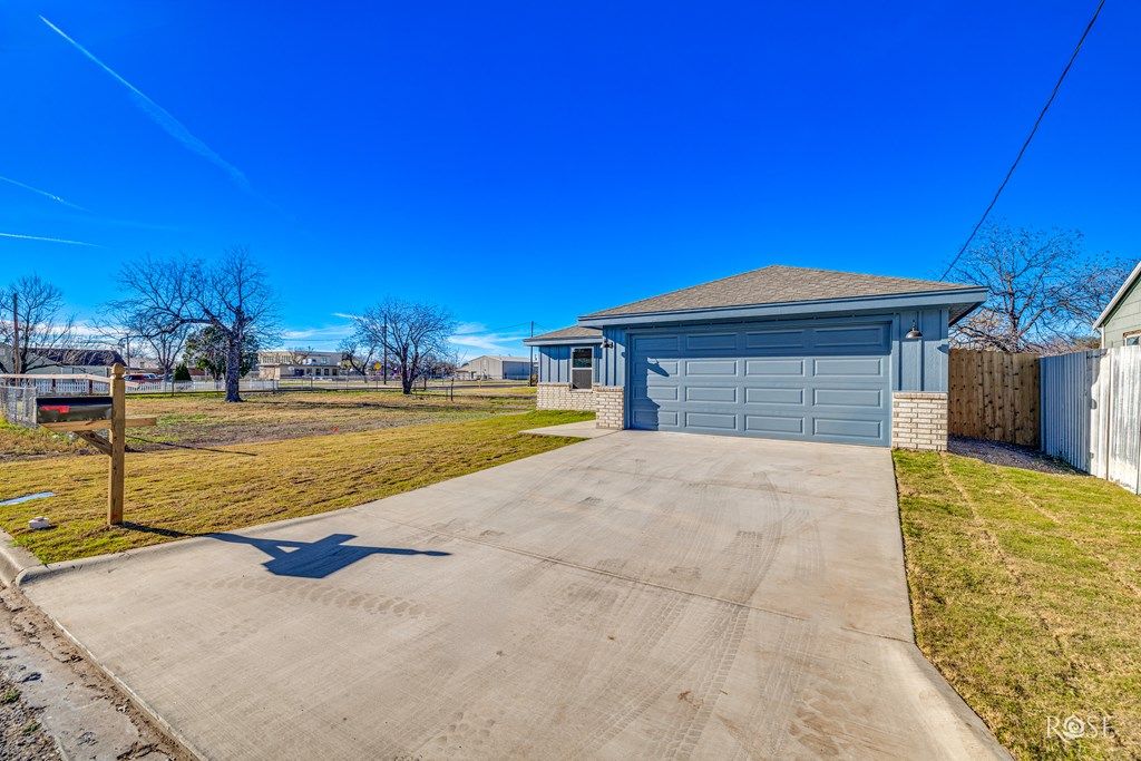 Image 4 of property listing at 210 E 16th St, San Angelo, TX 76903