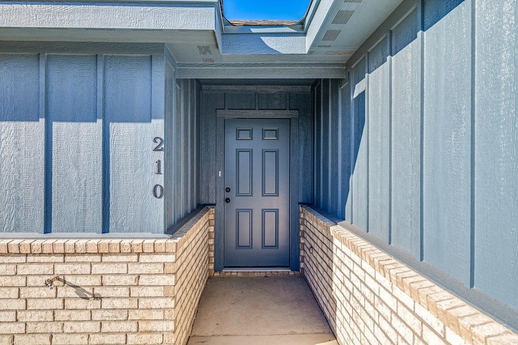 Image 7 of property listing at 210 E 16th St, San Angelo, TX 76903