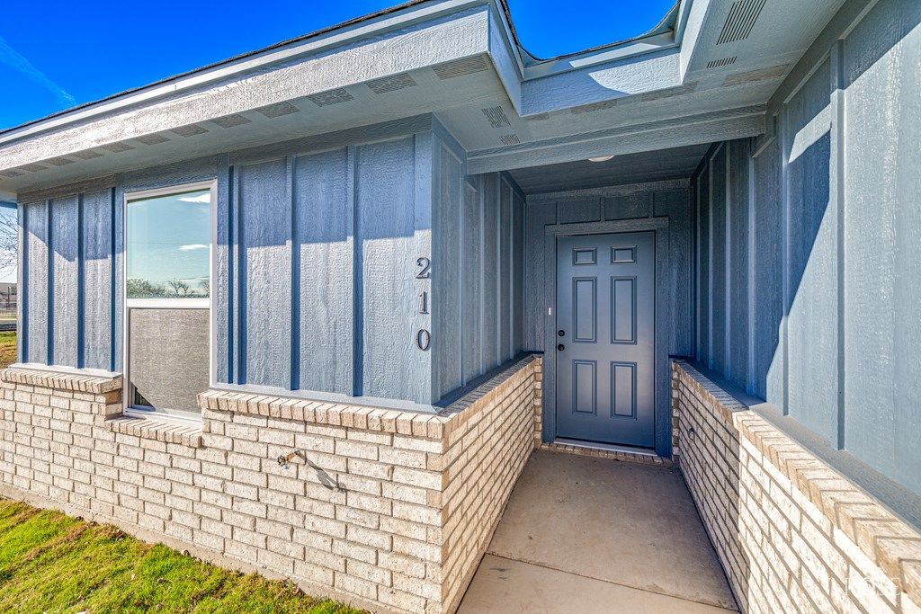 Image 8 of property listing at 210 E 16th St, San Angelo, TX 76903