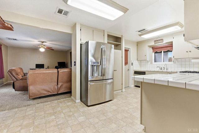 870 Cypress Court, Lemoore, CA 93245