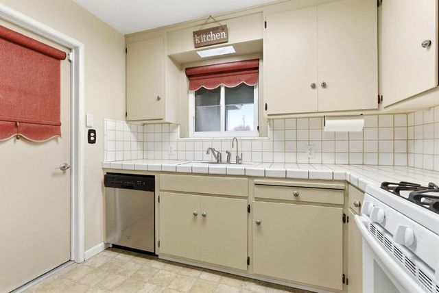 870 Cypress Court, Lemoore, CA 93245