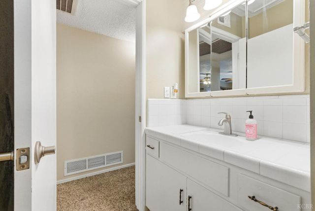 870 Cypress Court, Lemoore, CA 93245