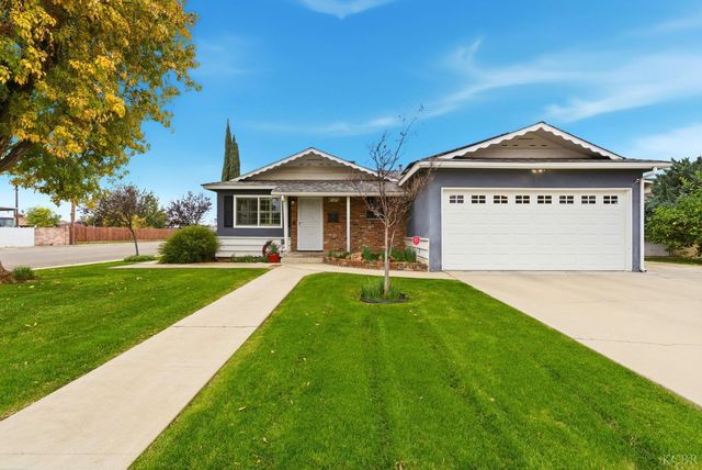870 Cypress Court, Lemoore, CA 93245