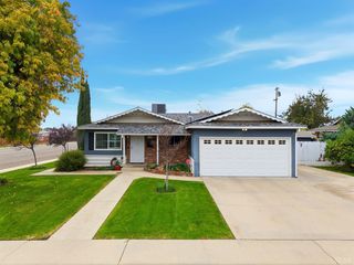 870 Cypress Court, Lemoore, CA 93245