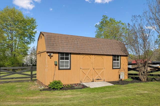 2318 Huckaby Rd, Columbia, TN 38401