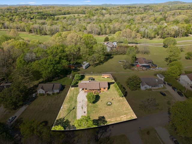 2318 Huckaby Rd, Columbia, TN 38401