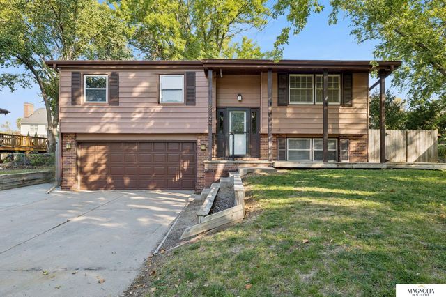 8124 S Hazelwood Drive, Lincoln, NE 68510