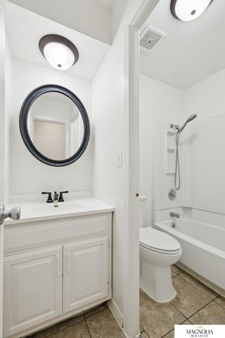 8124 S Hazelwood Drive, Lincoln, NE 68510