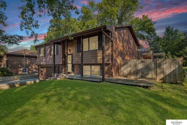 8124 S Hazelwood Drive, Lincoln, NE 68510