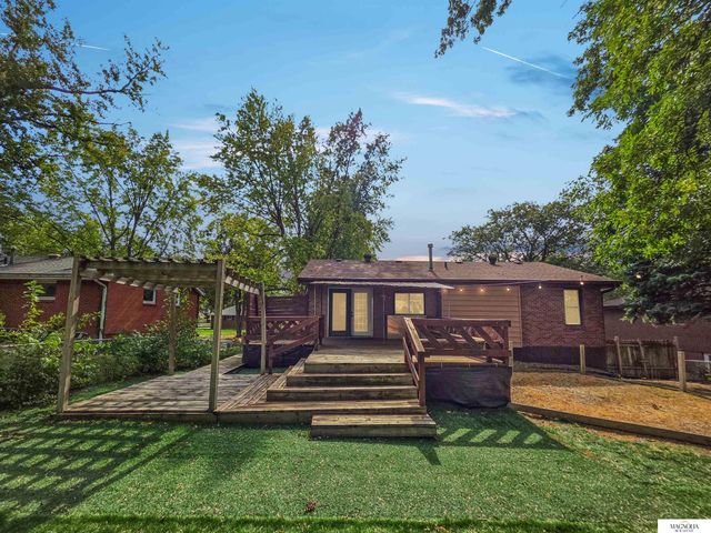 8124 S Hazelwood Drive, Lincoln, NE 68510