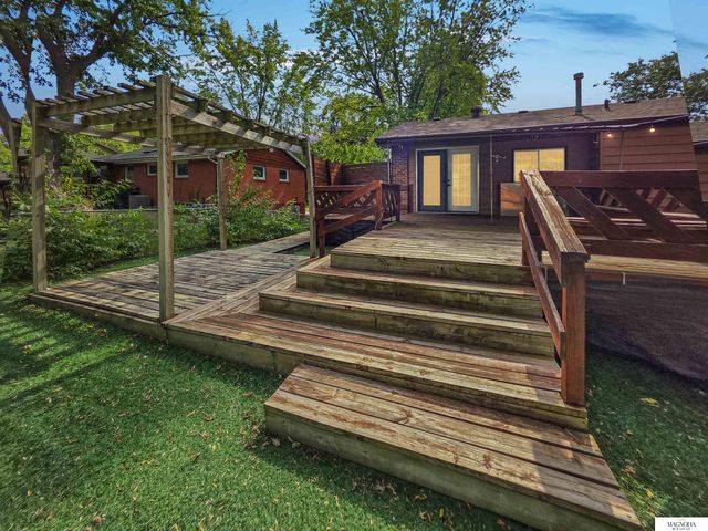 8124 S Hazelwood Drive, Lincoln, NE 68510